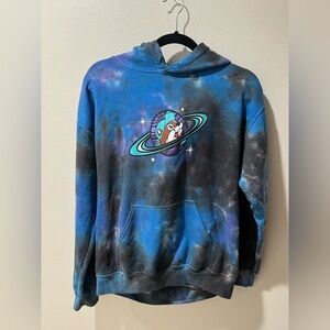 Buc-ee’s Blue and Black Tie-Dye Hoodie with Cartoon Planet, adult medium, GUC
